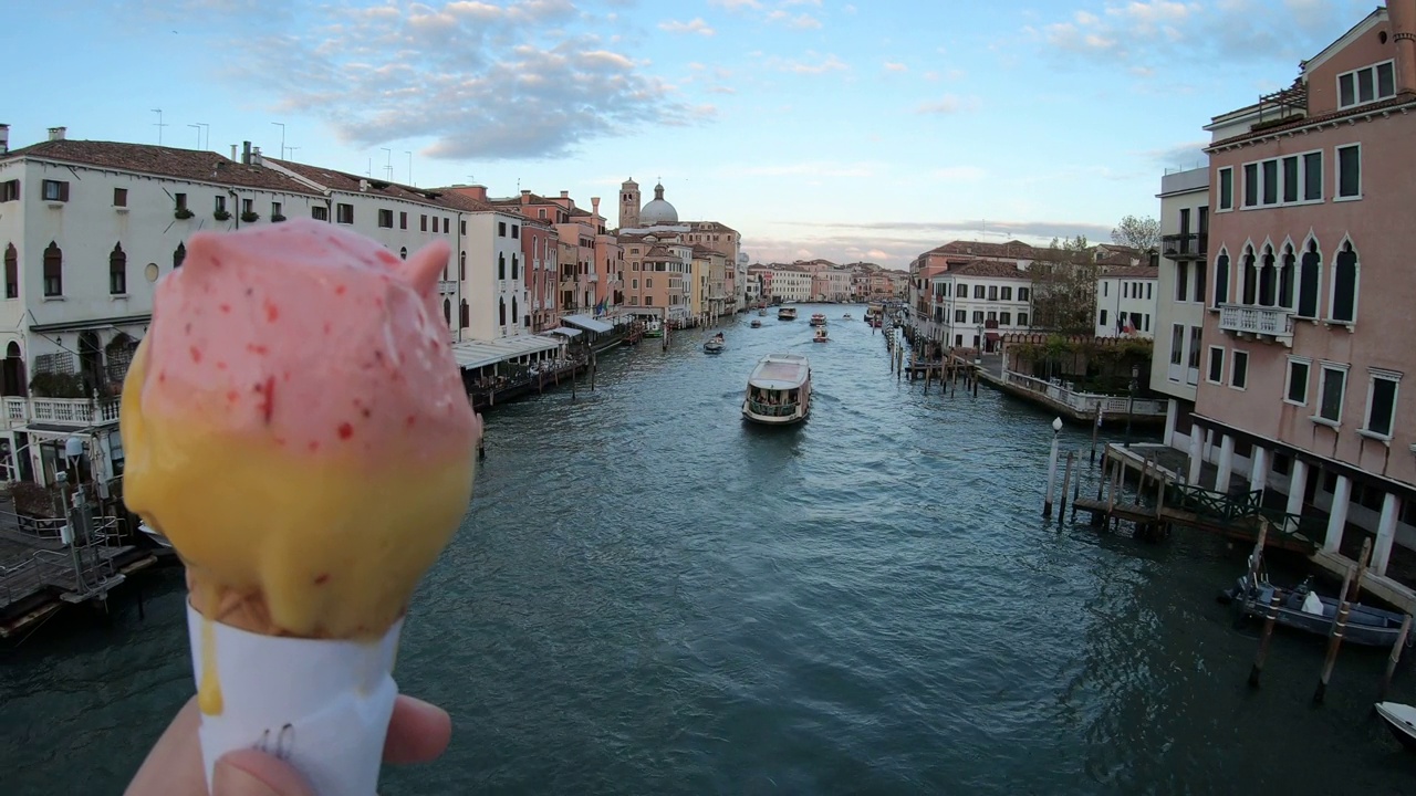 靠近威尼斯前的香草冰淇淋视频素材