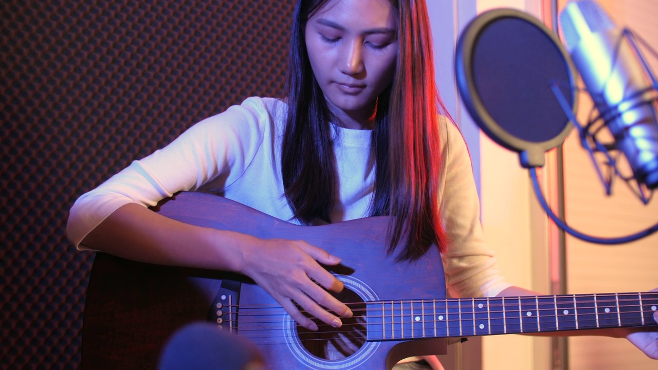亚洲声学女歌手在录音室视频素材