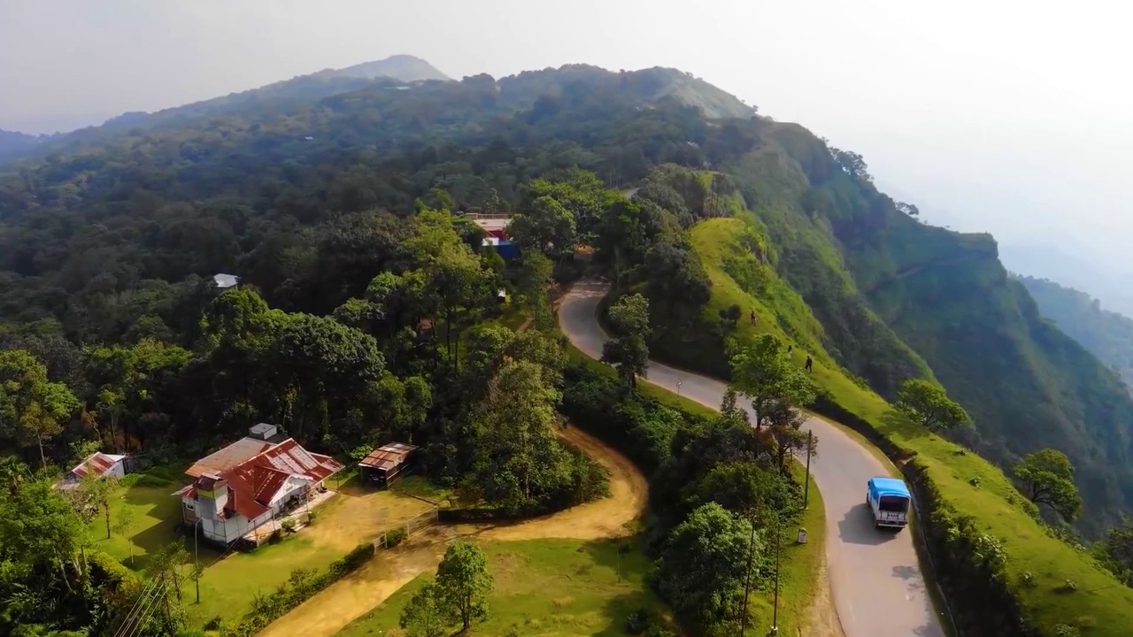 鸟瞰图白色卡车旅行在美丽的山区地形。视频素材