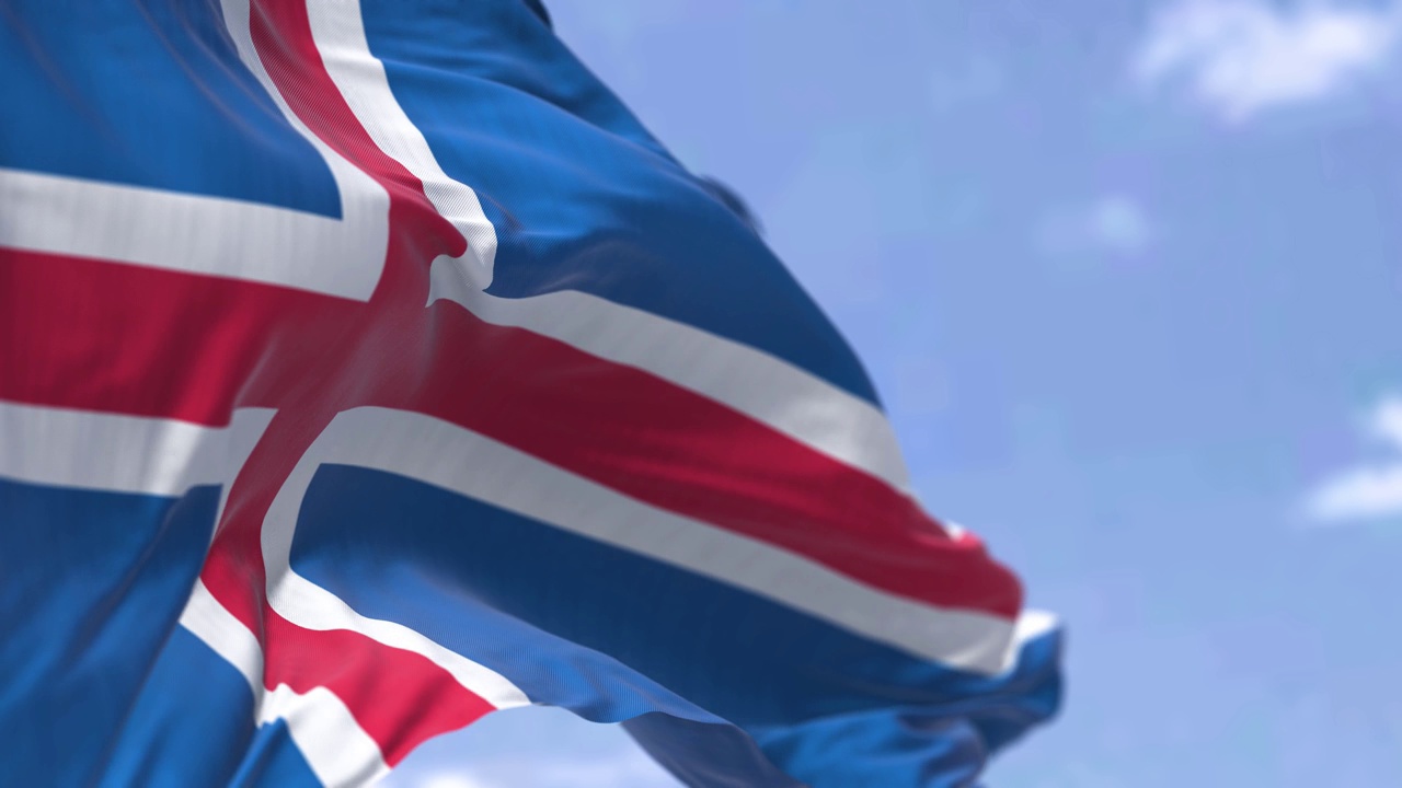 在一个晴朗的日子里，冰岛国旗在风中飘扬视频素材