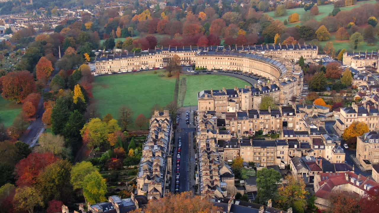 从空中俯瞰乔治王朝时期的城市巴斯，马戏团和皇家新月，萨默塞特，英格兰视频素材