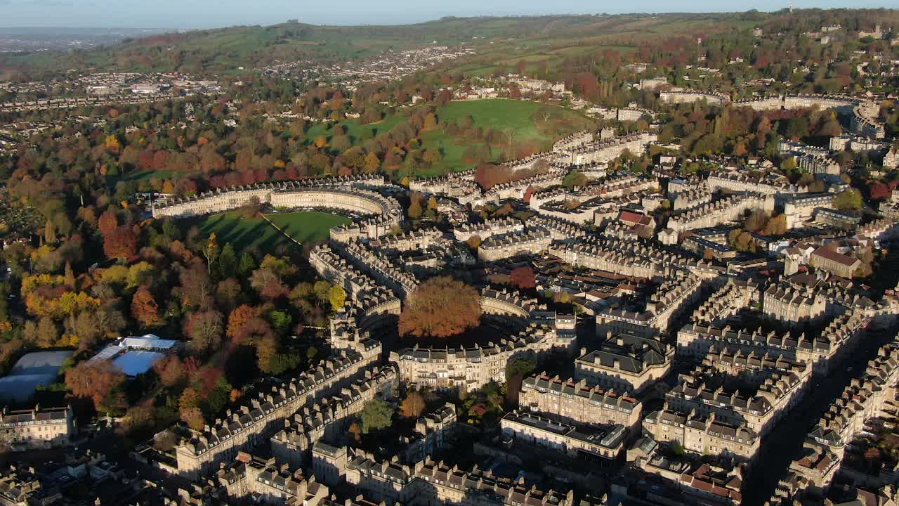 从空中俯瞰乔治王朝时期的城市巴斯，马戏团和皇家新月，萨默塞特，英格兰视频下载