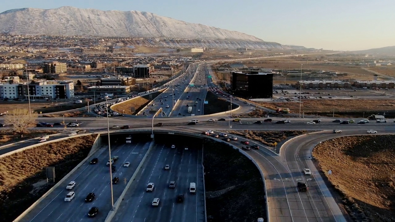 犹他州盐湖城的多车道高速公路上的超高速交通视频下载