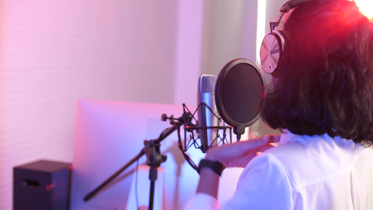 亚洲女子录音原声歌曲在录音室视频素材