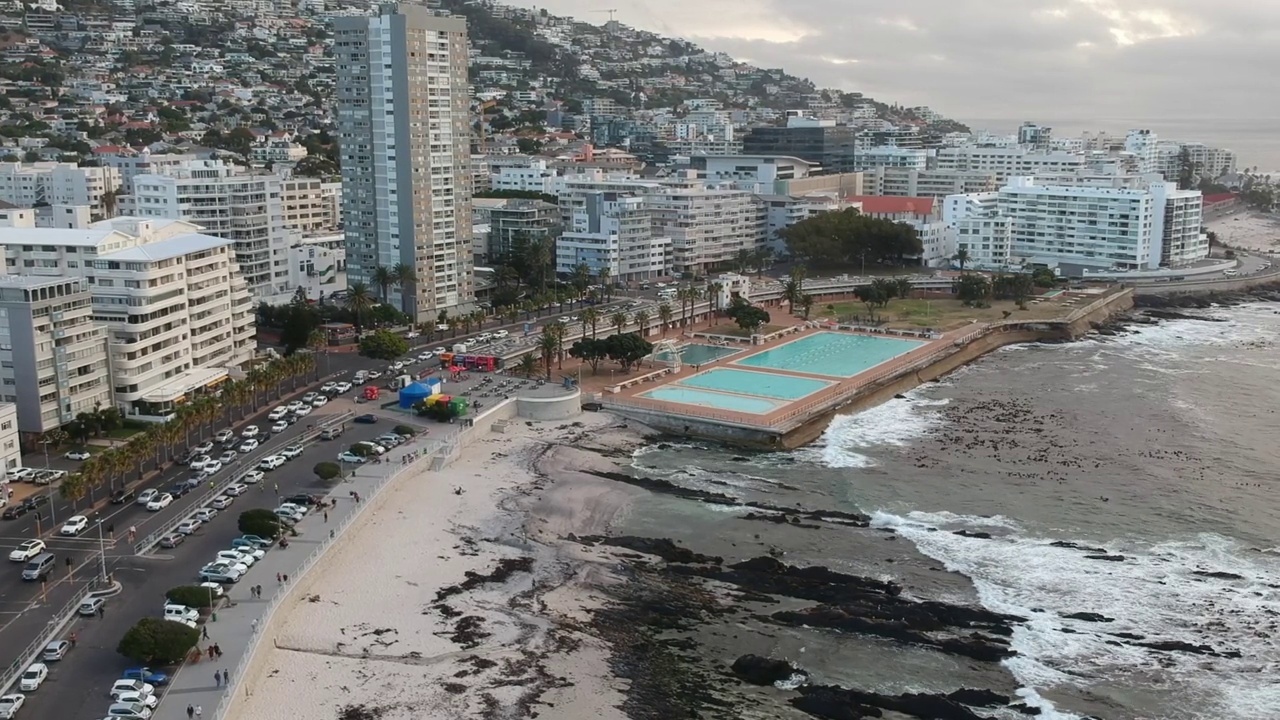 无人机拍摄的南非开普敦海岬公共游泳池的画面。视频素材