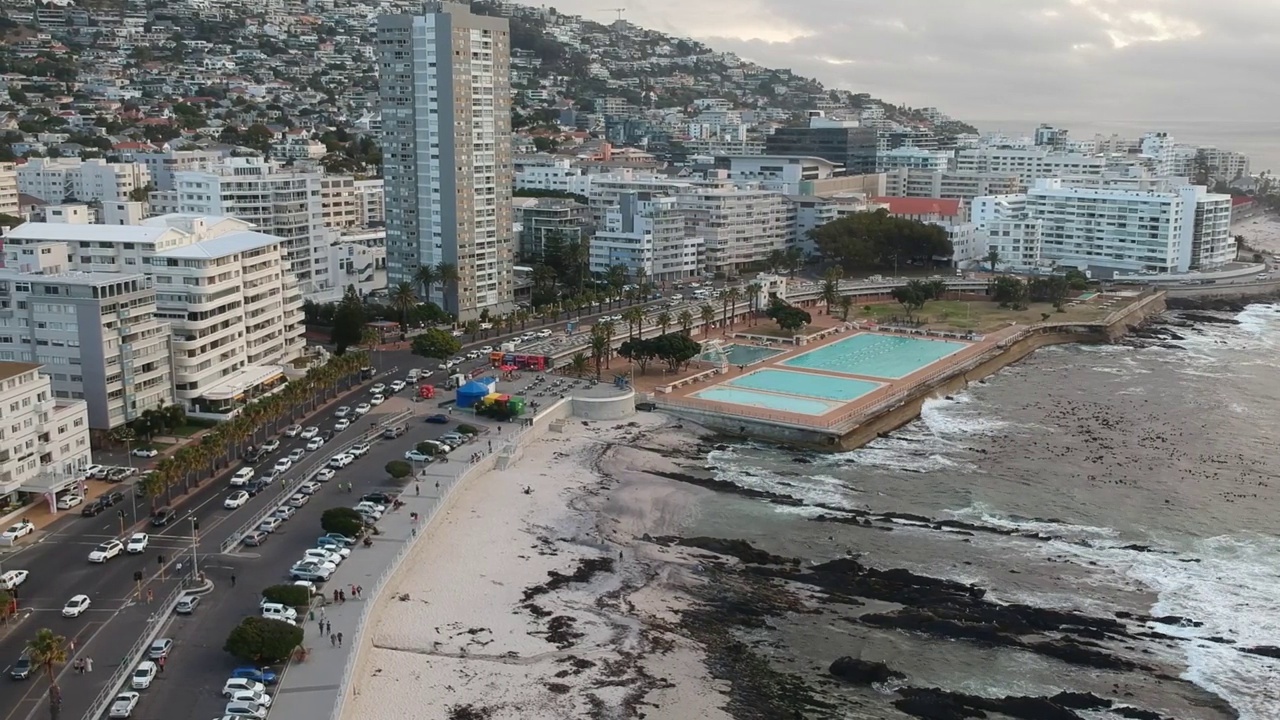 无人机拍摄的南非开普敦海岬公共游泳池的画面。视频下载