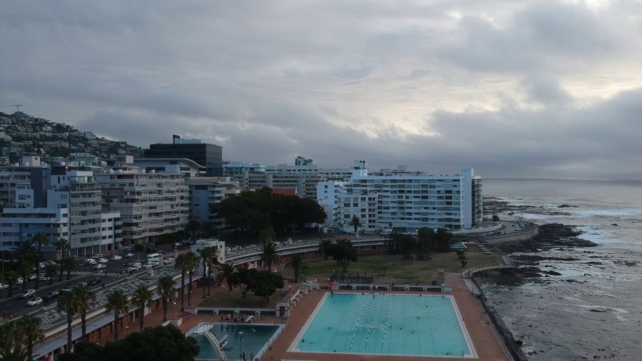 无人机拍摄的南非开普敦海岬公共游泳池的画面。视频素材