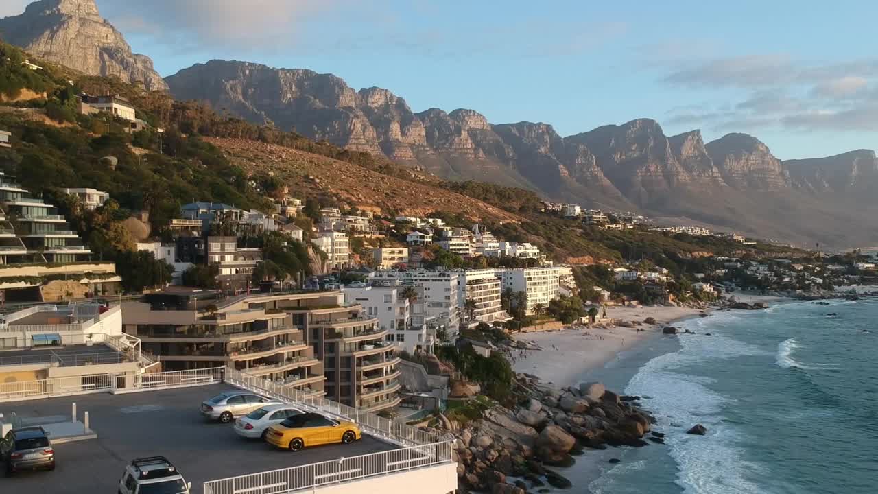 南非开普敦班特里湾和克利夫顿的无人机镜头。视频素材