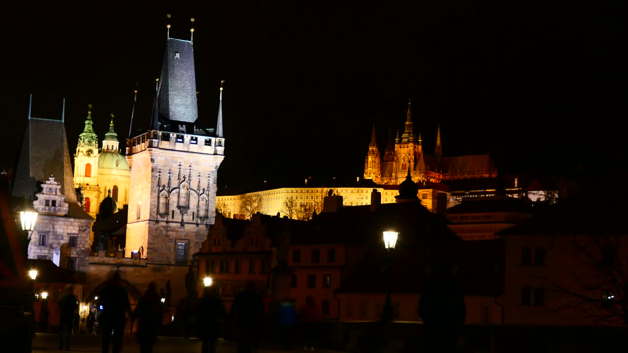 查尔斯大桥和布拉格城堡在夜晚的时间流逝视频下载