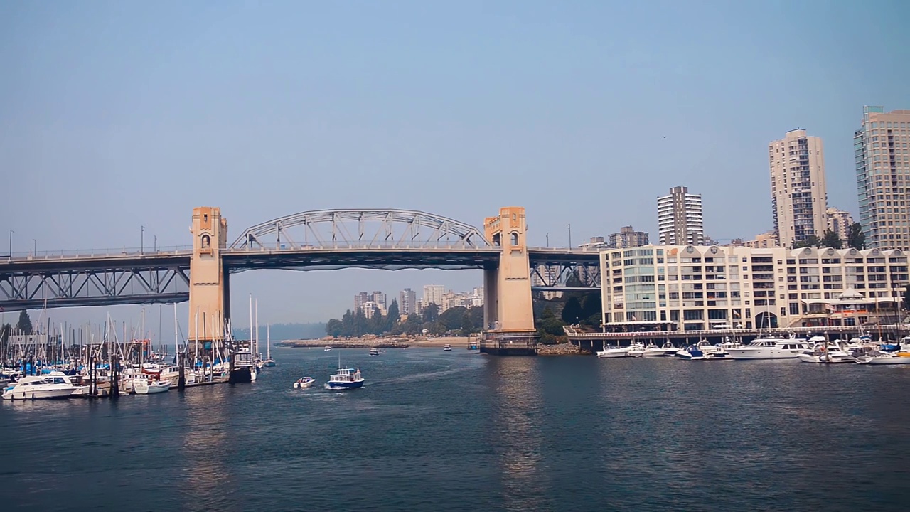 温哥华的格兰维尔岛大桥和建筑物视频素材