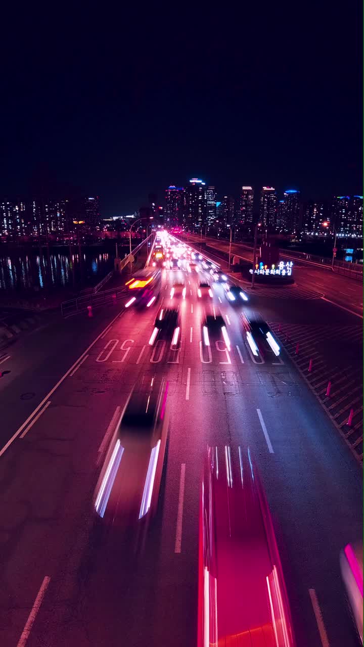 繁忙夜间交通高速公路的垂直时间间隔视频素材