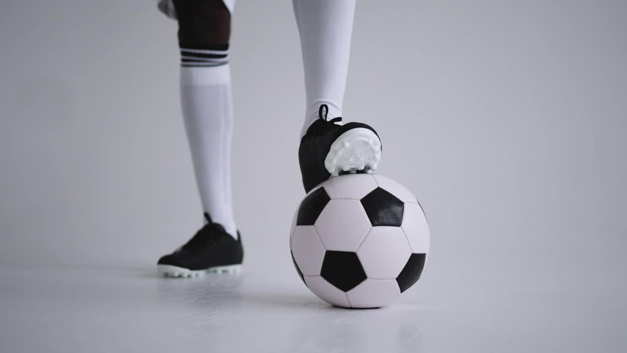 足球和足球腿的靴子和膝盖袜在工作室，特写视图视频素材