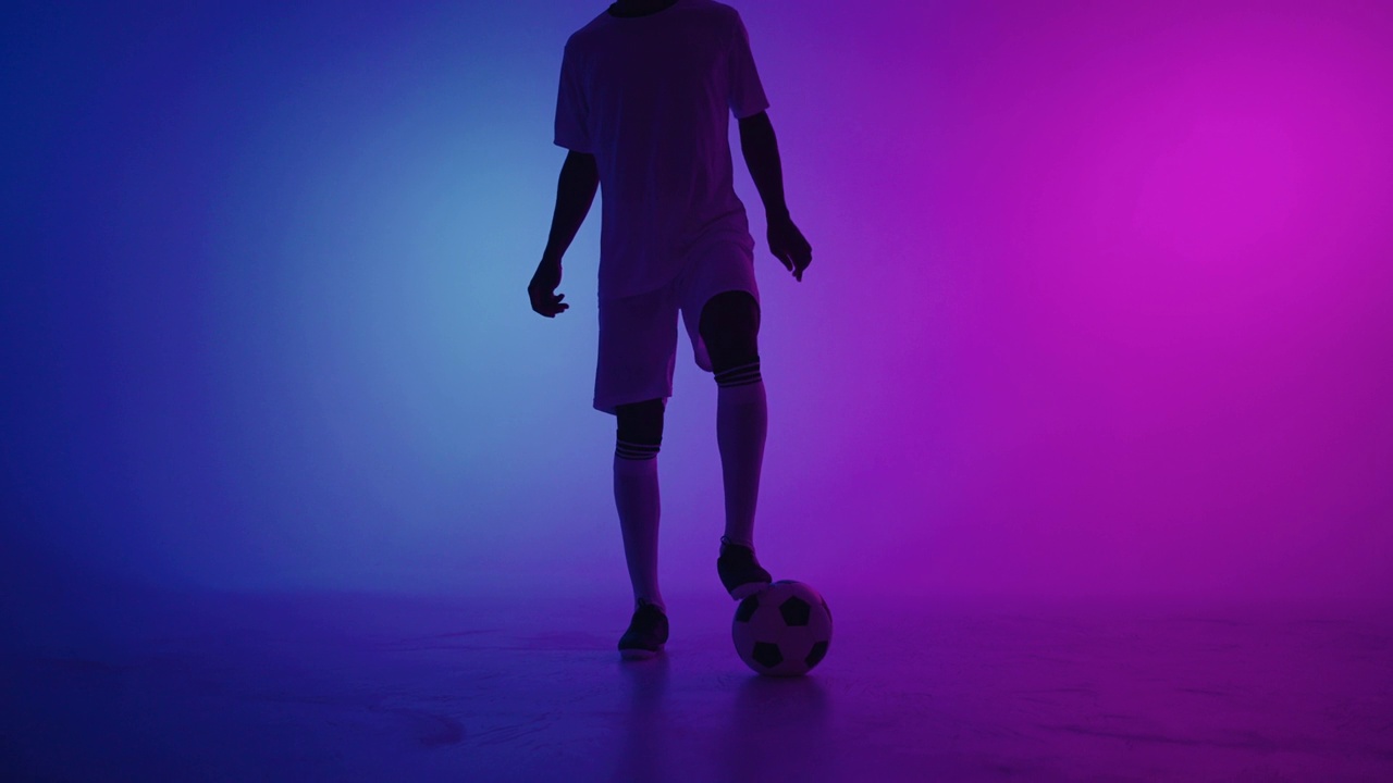 保持向上的足球，球员脚的特写，职业足球运动员的技术技能视频素材