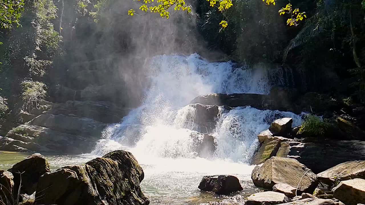 瀑布的慢镜头视频素材