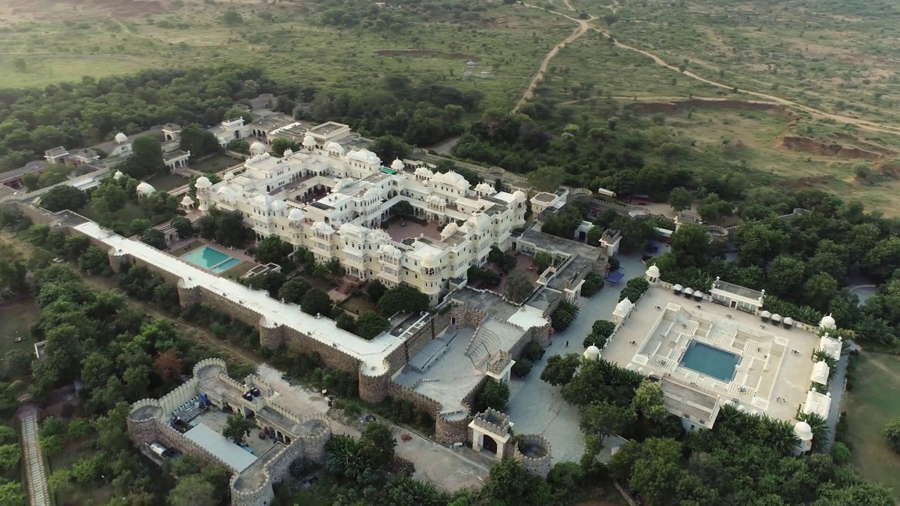 拉贾斯坦邦，豪华酒店Alsisar Mahal和Haveli的4k日出无人机鸟瞰图视频下载