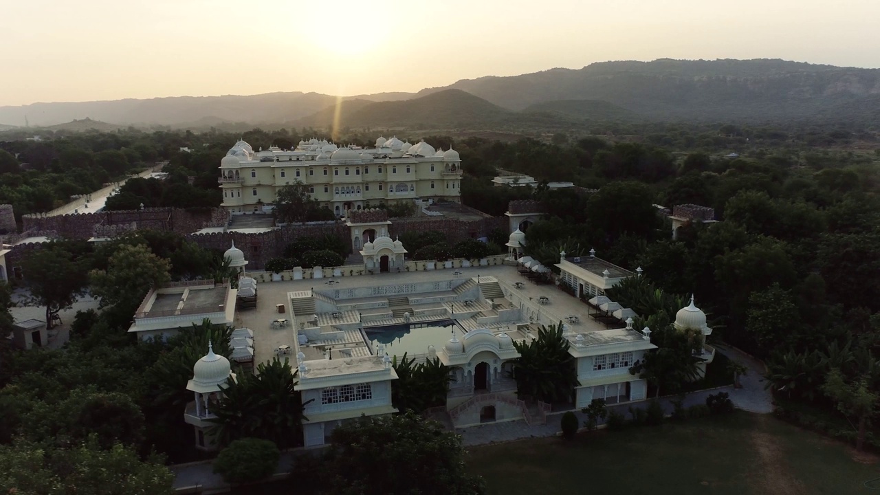 拉贾斯坦邦，豪华酒店Alsisar Mahal和Haveli的4k日出无人机鸟瞰图视频下载