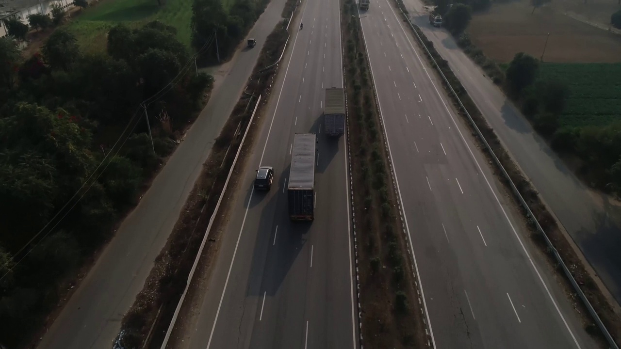 4K无人机拍摄的视频显示，卡车、汽车和其他车辆行驶在德里斋浦尔高速公路上，接近德里斋浦尔收费广场视频下载