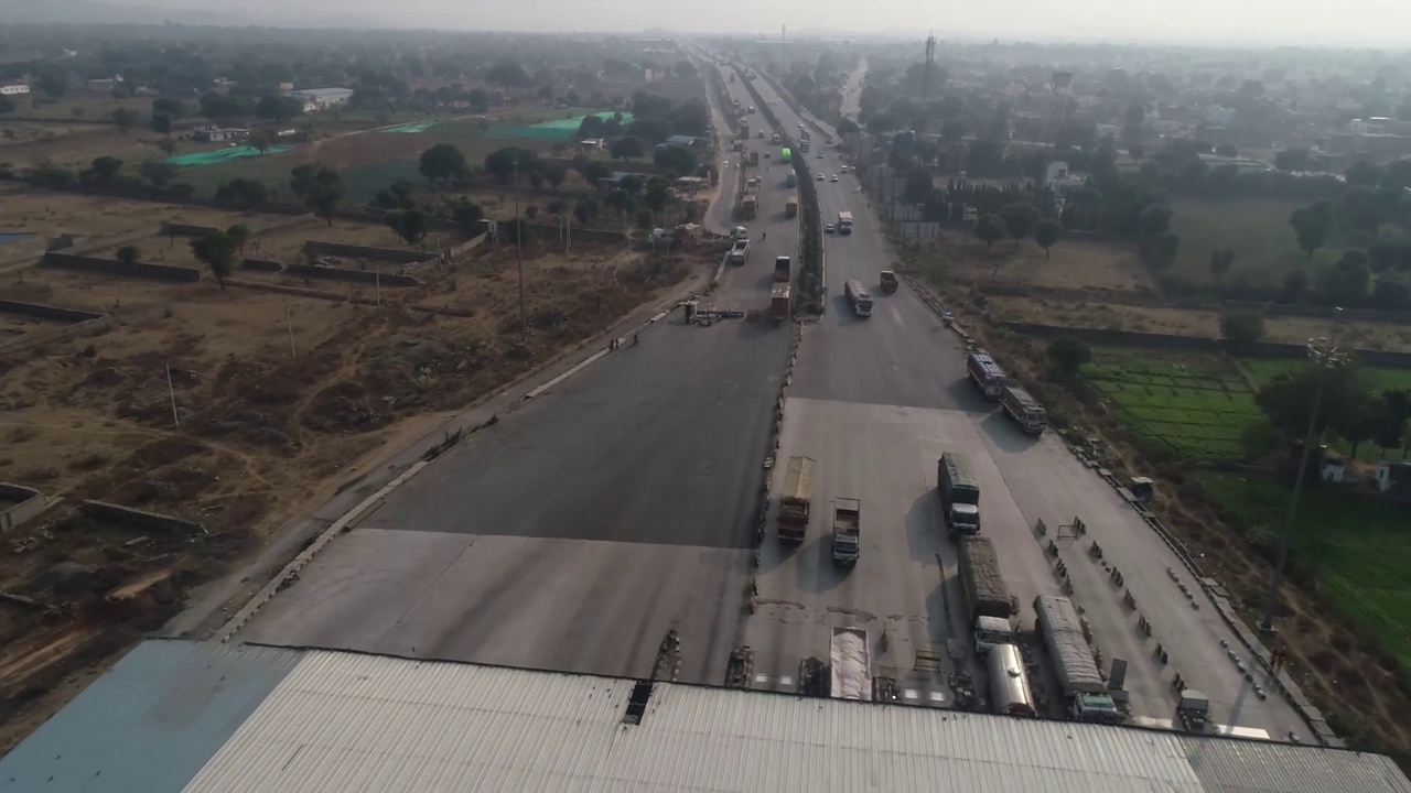 4K无人机拍摄的视频显示，卡车、汽车和其他车辆行驶在德里斋浦尔高速公路上，接近德里斋浦尔收费广场视频下载