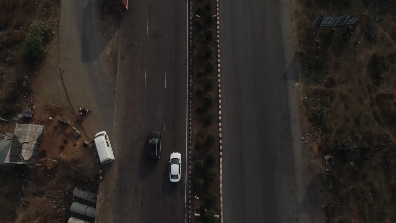 4K无人机拍摄了SUV汽车、卡车和其他车辆在德里斋浦尔高速公路上行驶的视频视频下载