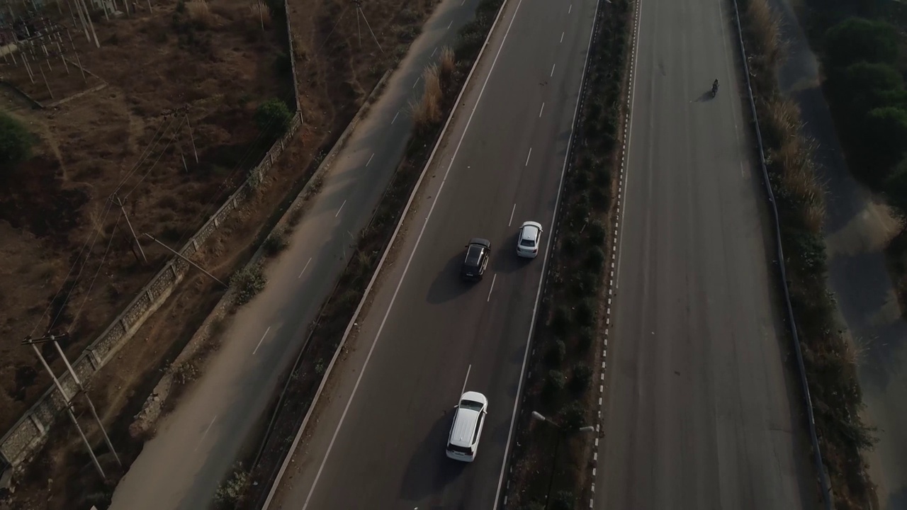 4K无人机拍摄了SUV汽车、卡车和其他车辆在德里斋浦尔高速公路上行驶的视频视频下载
