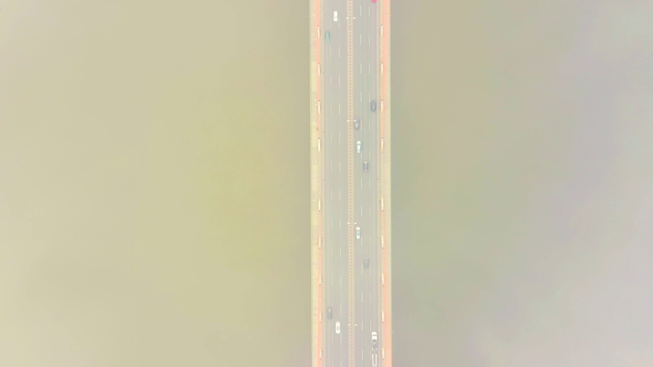 空中无人机视图。桥在阳光明媚的早晨。秋天的雾霾在空气中弥漫，汽车在桥上行驶。多云的一天。视频素材
