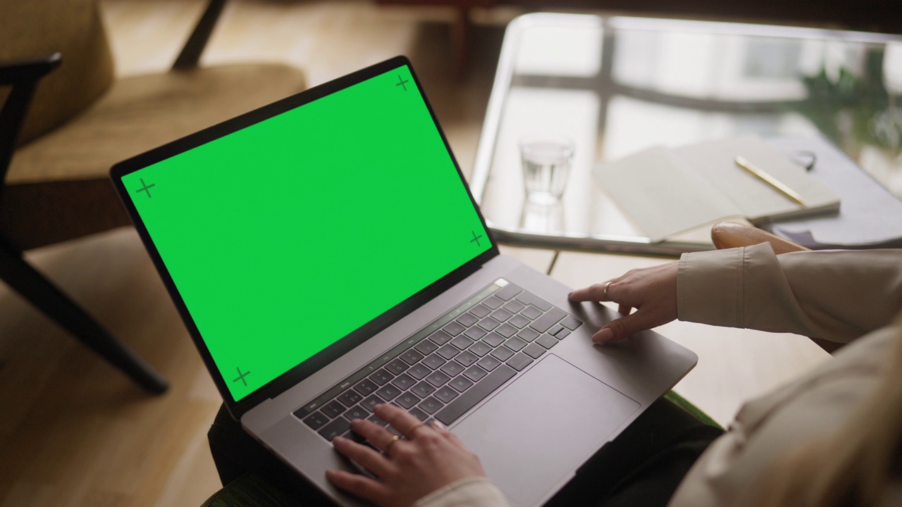 在家工作-彩色鍵綠色屏幕上的筆記本電腦視頻素材