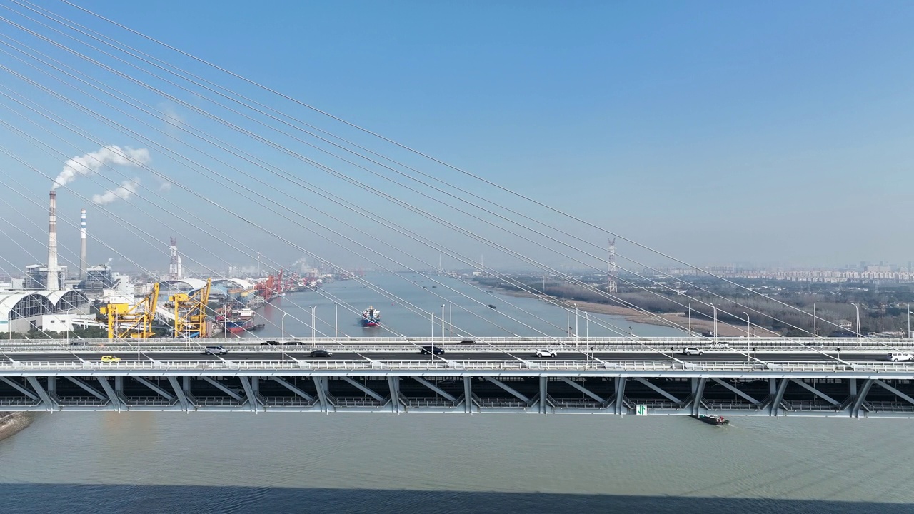 实时/鸟瞰闵浦大桥上的汽车视频素材