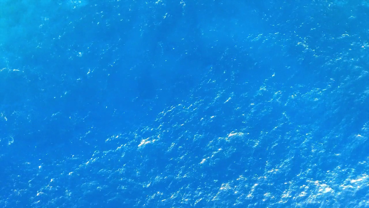 从高空俯瞰湛蓝碧蓝的大海视频下载
