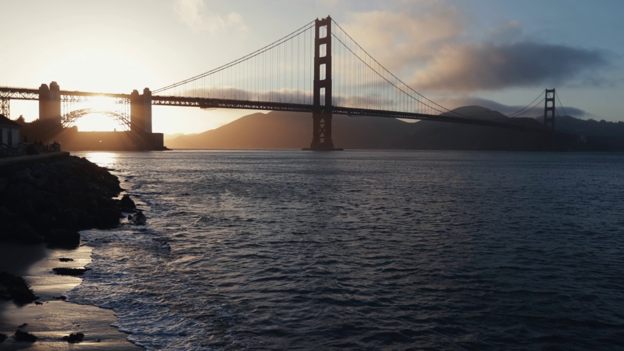 加州的夏日假期:日落时分的旧金山金门大桥视频素材