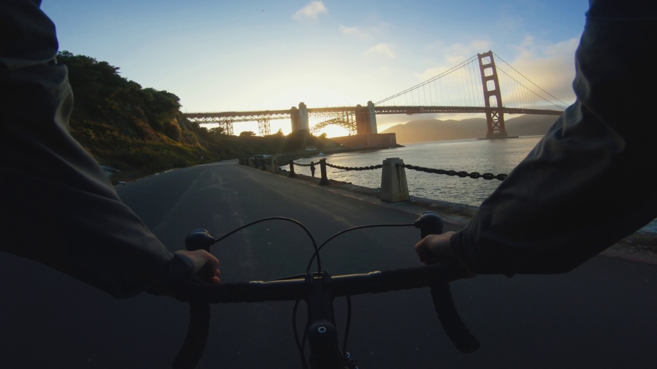 骑自行车:男子与公路赛车在旧金山视频素材