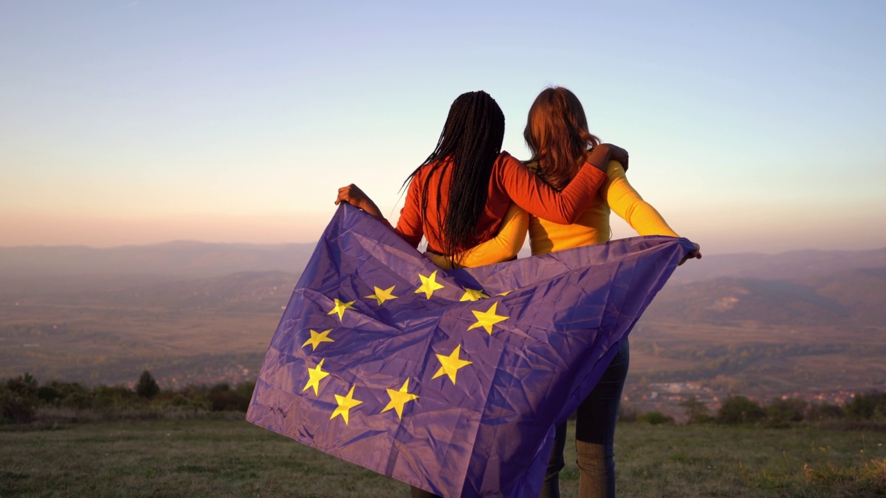 两名高举欧盟旗帜的多民族妇女视频下载