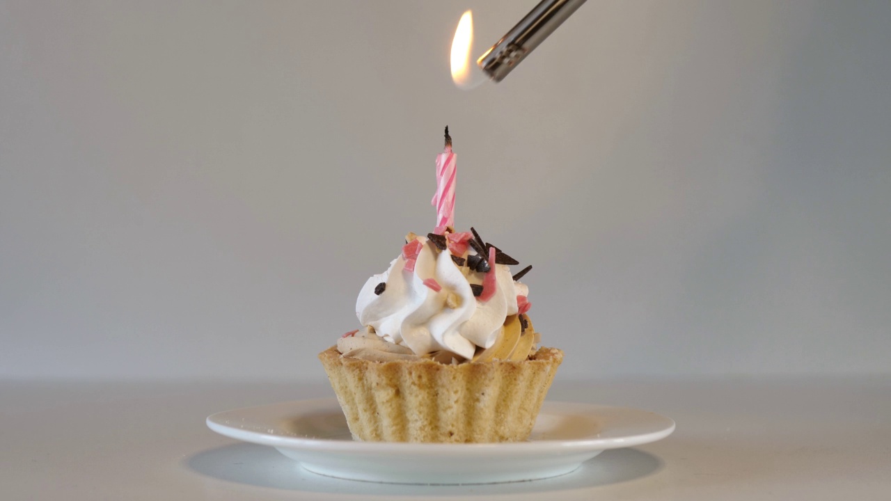 点燃蜡烛的生日纸杯蛋糕视频下载