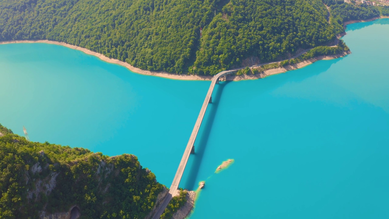 明亮的皮夫斯科湖和桥的夏季景色。风景如画的早晨，皮瓦河峡谷，普卢兹镇位置，黑山，欧洲。美丽的地中海国家世界。视频下载