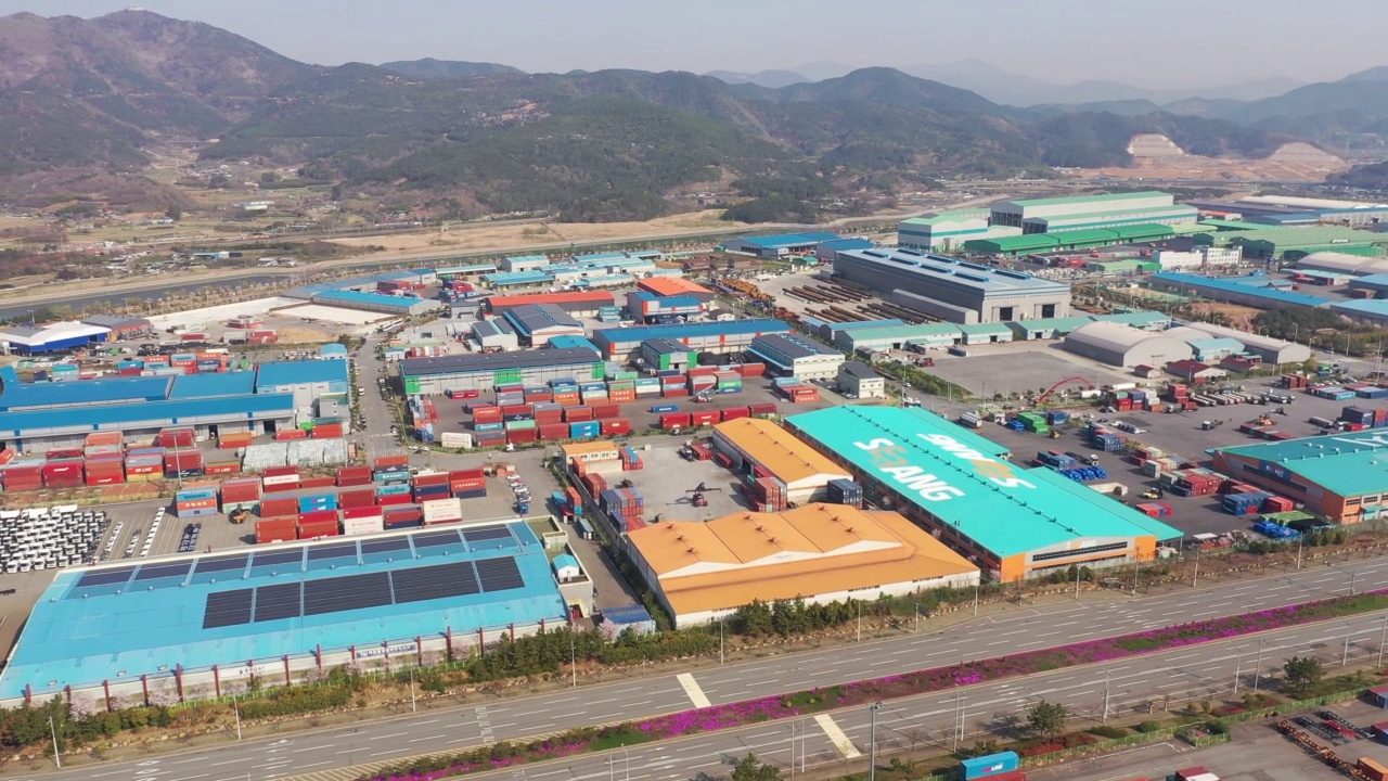 韩国全罗南道光阳市光阳港附近的工业园区视频下载