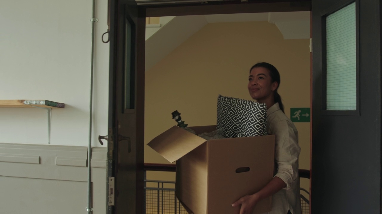 成年女性搬着纸箱搬新家视频下载