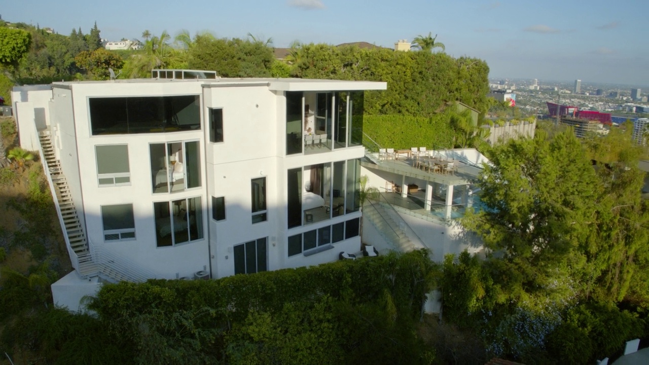 空中前窗白色别墅与户外游泳池在绿山-洛杉矶，加利福尼亚视频下载