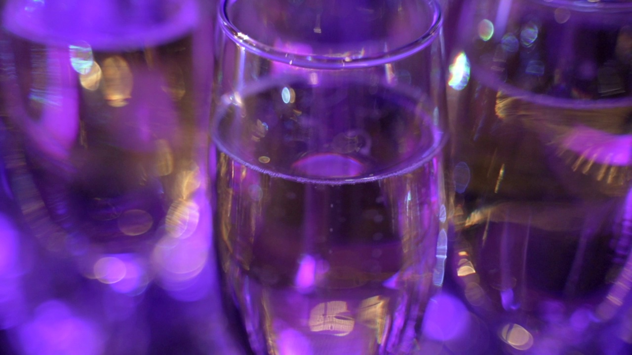 灯光下香槟酒杯的特写视频下载