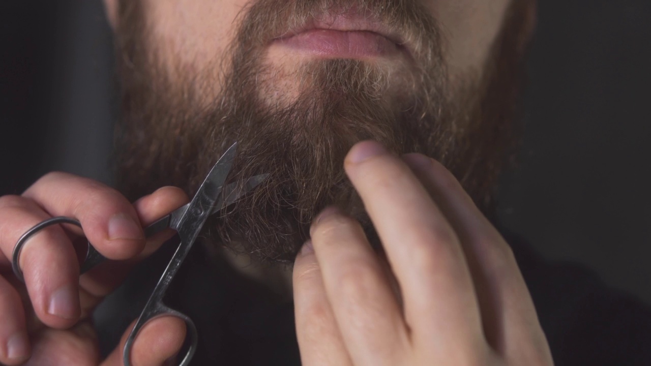 男人剃胡子的肖像。视频下载