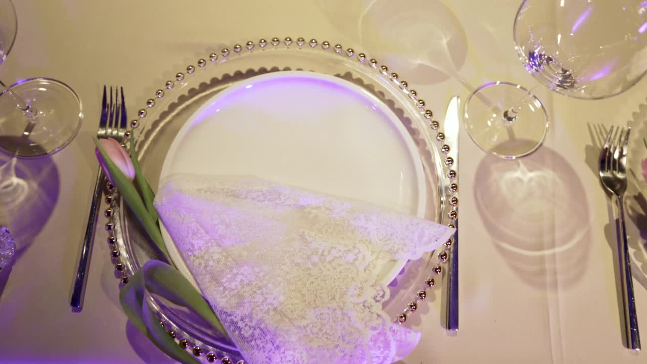 在餐厅的婚礼或生日聚会上用盘子服务的桌子的特写视频下载