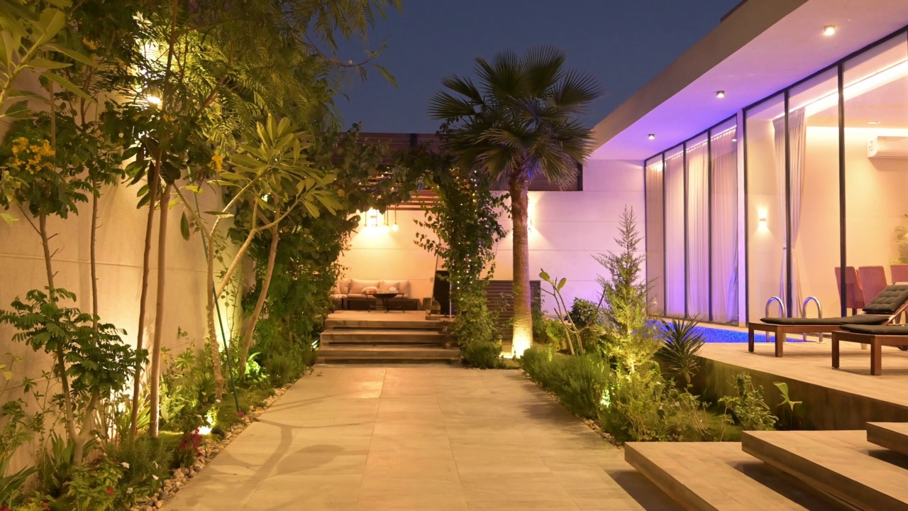 黄昏时分沙特单层住宅的照明天井区域视频下载
