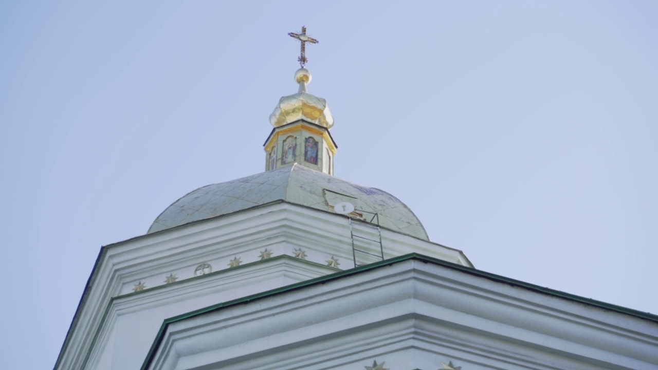 东正教堂。乌克兰基辅，十字架教堂的金色圆顶视频下载