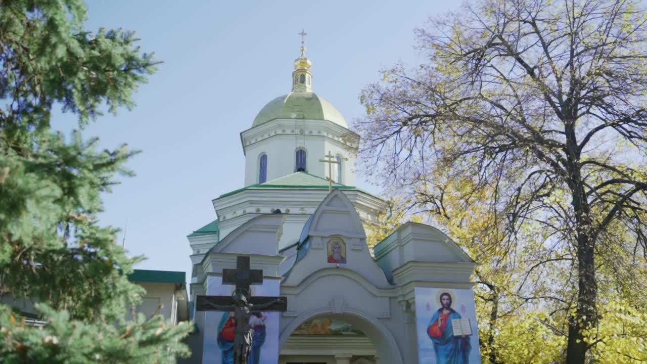 在阳光明媚的日子里，在树之间的乌克兰教堂视频下载