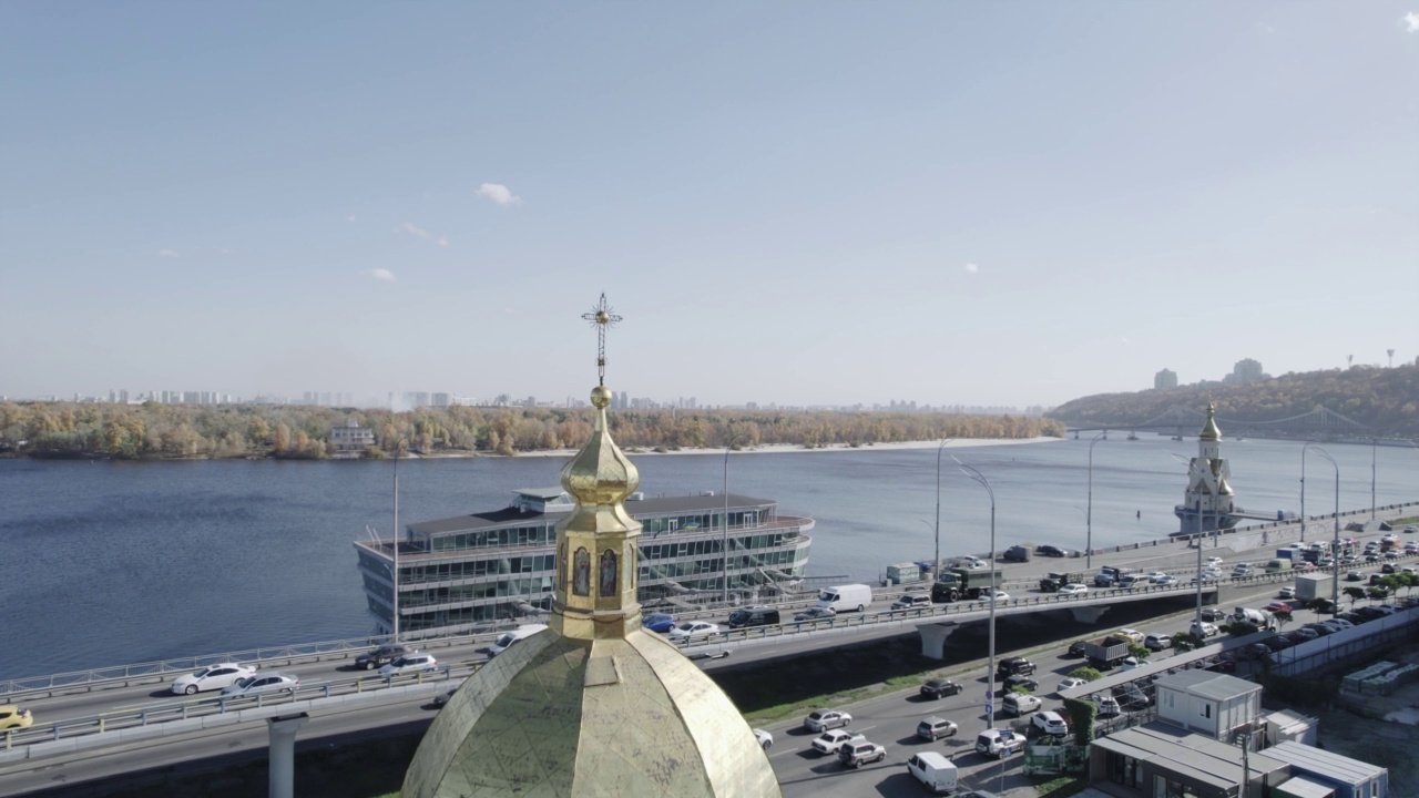 在河的背景上俯瞰教堂的圆顶视频下载