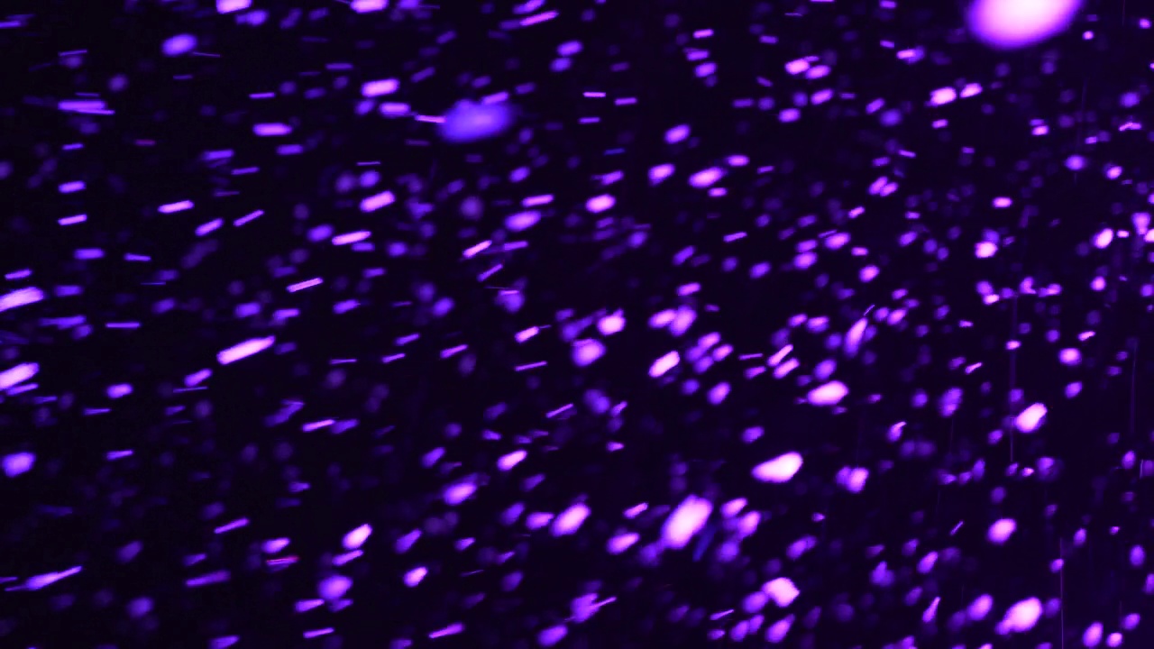 紫光飘落的雪花，特写镜头视频下载