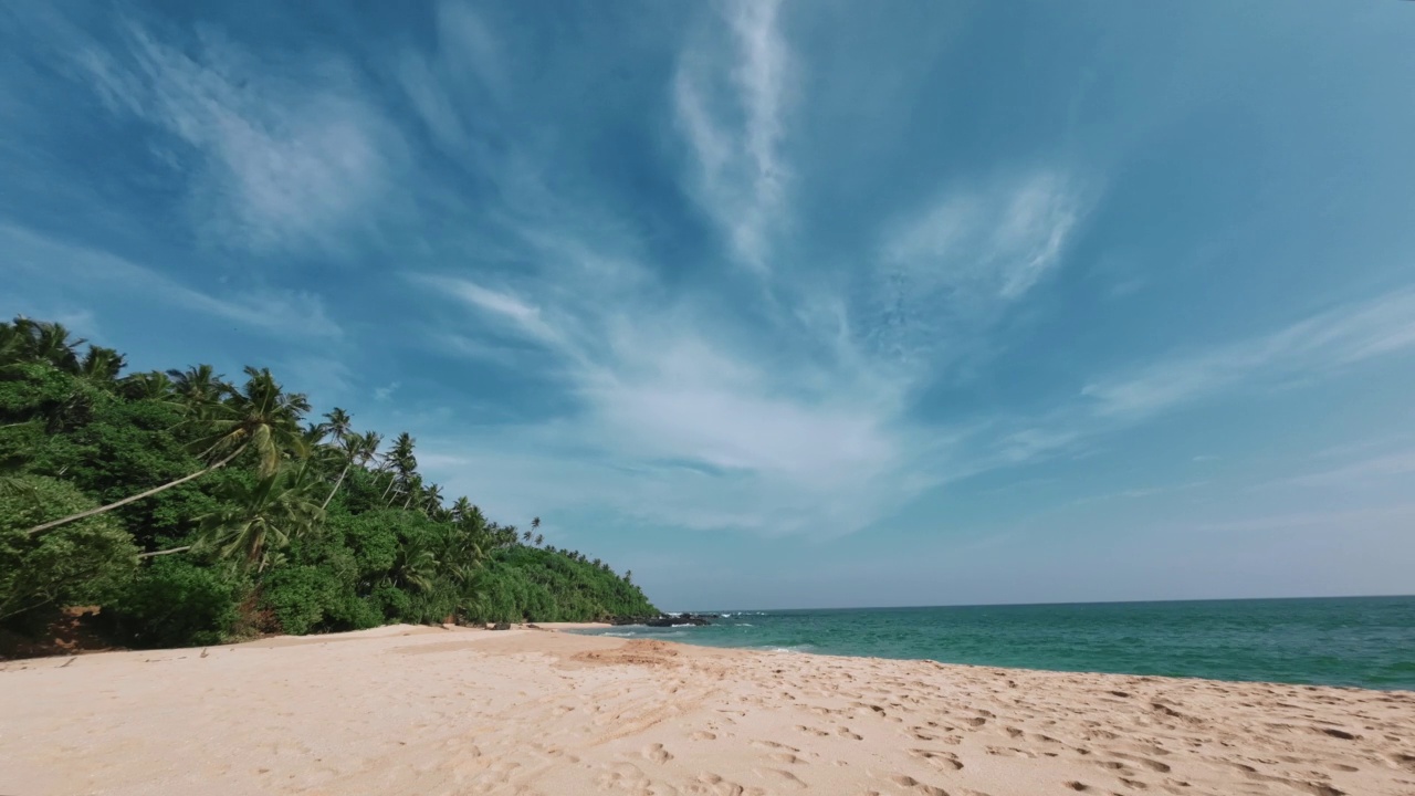 蓝色的天空，白色的沙滩，还有大海，都被时间环绕着视频下载