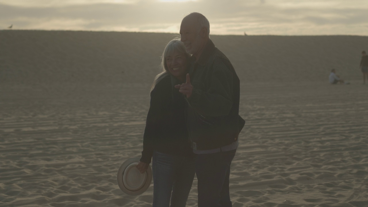 拉丁裔老年夫妇在海滩上视频素材