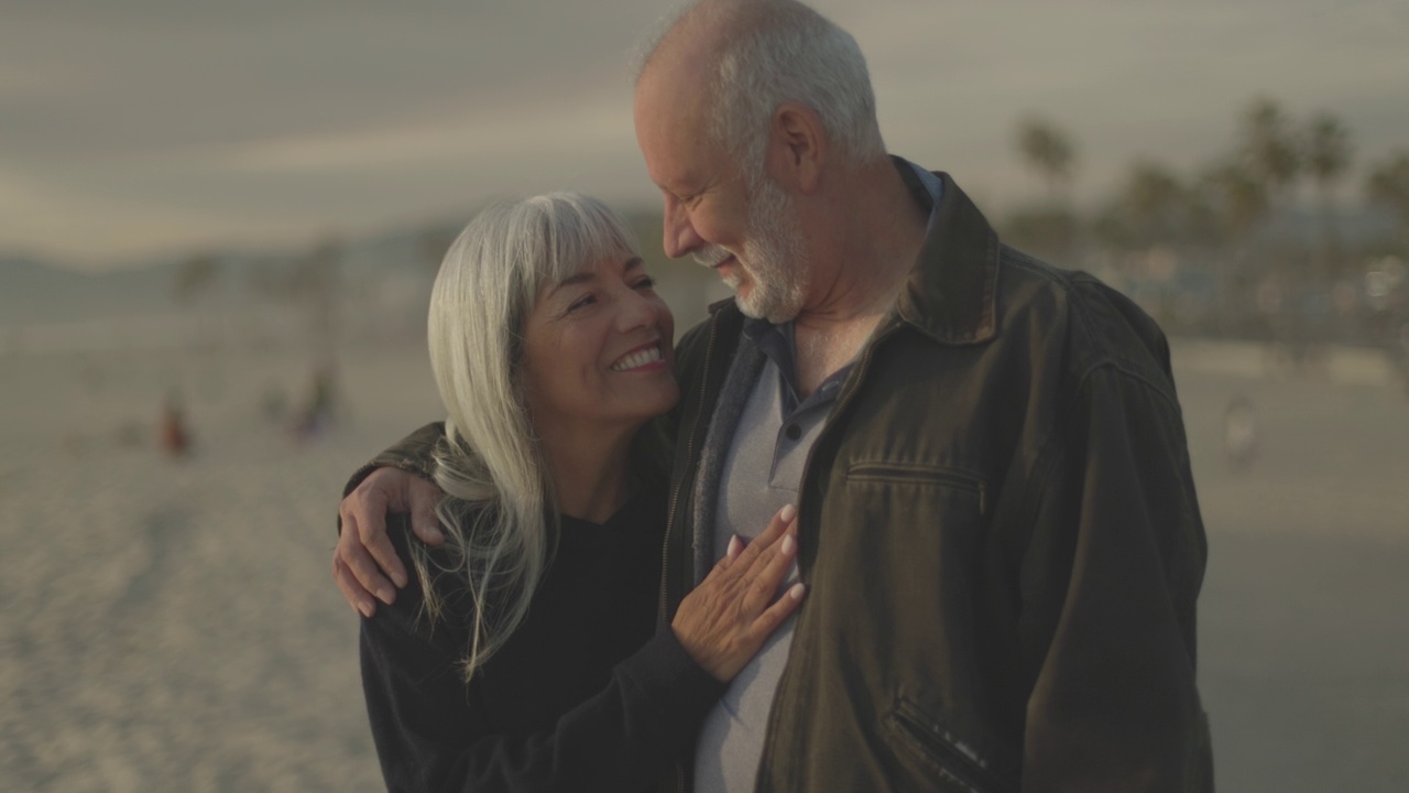 拉丁裔老年夫妇在海滩上视频素材