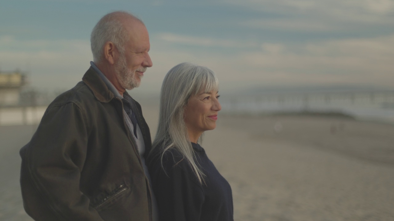 海滩上的拉丁老年夫妇视频素材