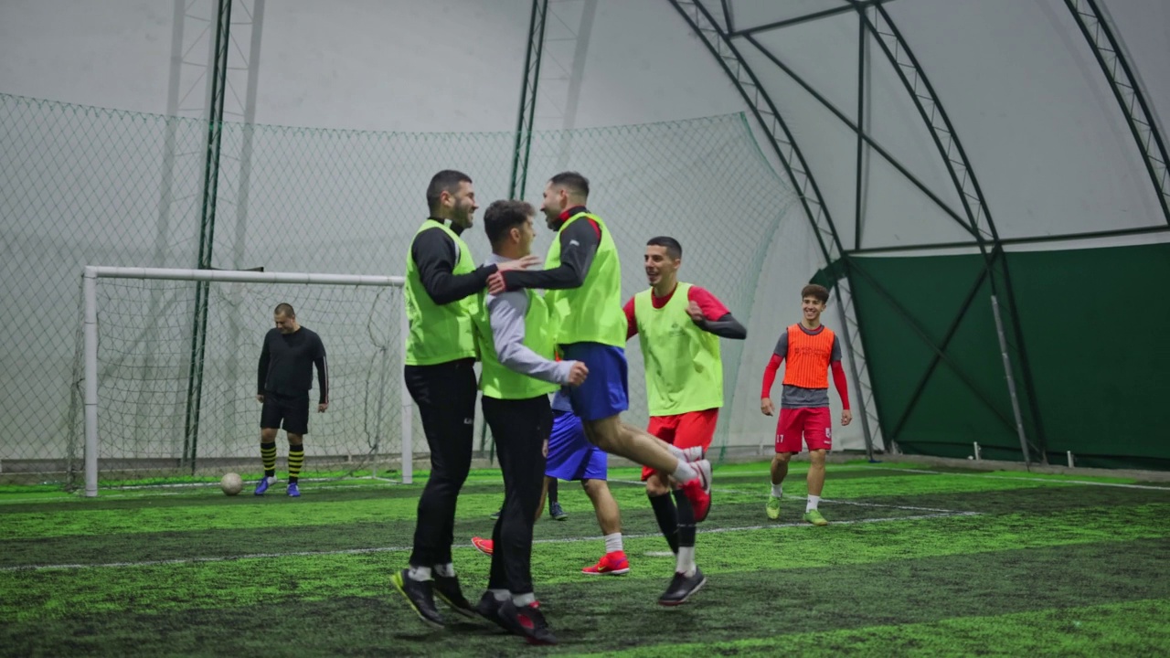 踢进一球并与队友一起庆祝的足球运动员视频素材