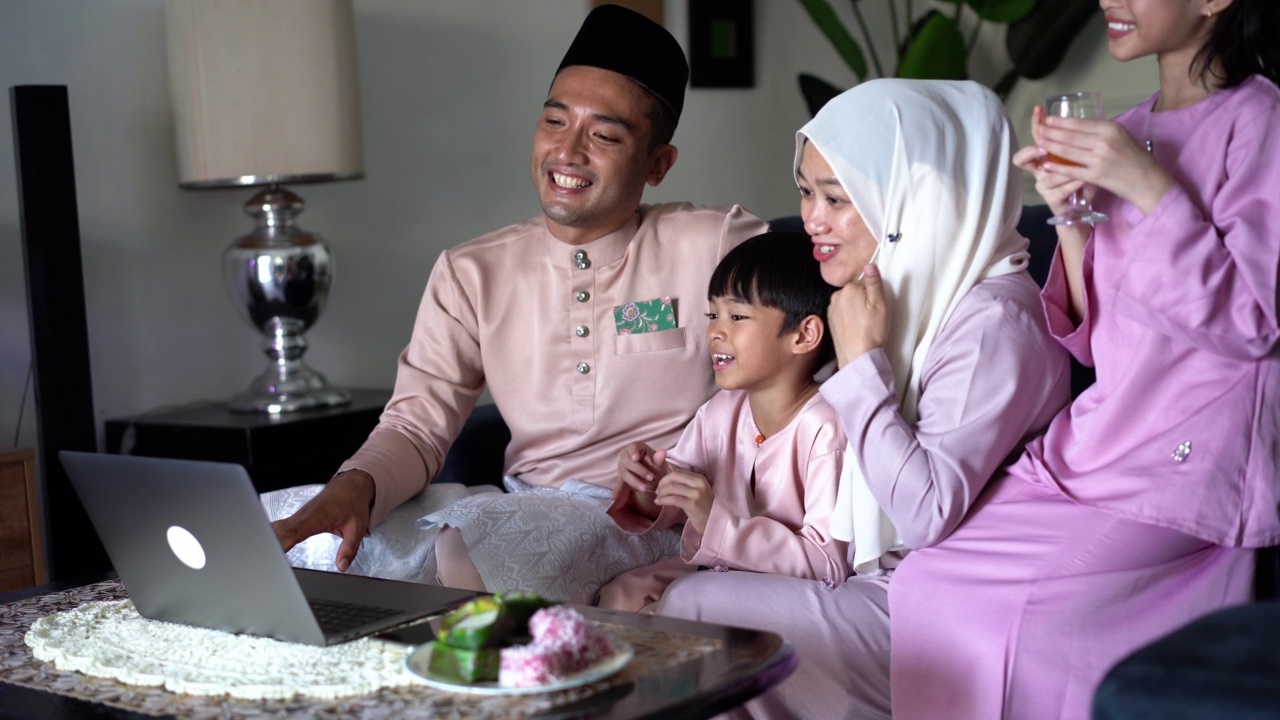 穿着传统服装的马来西亚穆斯林家庭与朋友和家人视频庆祝开斋节视频下载
